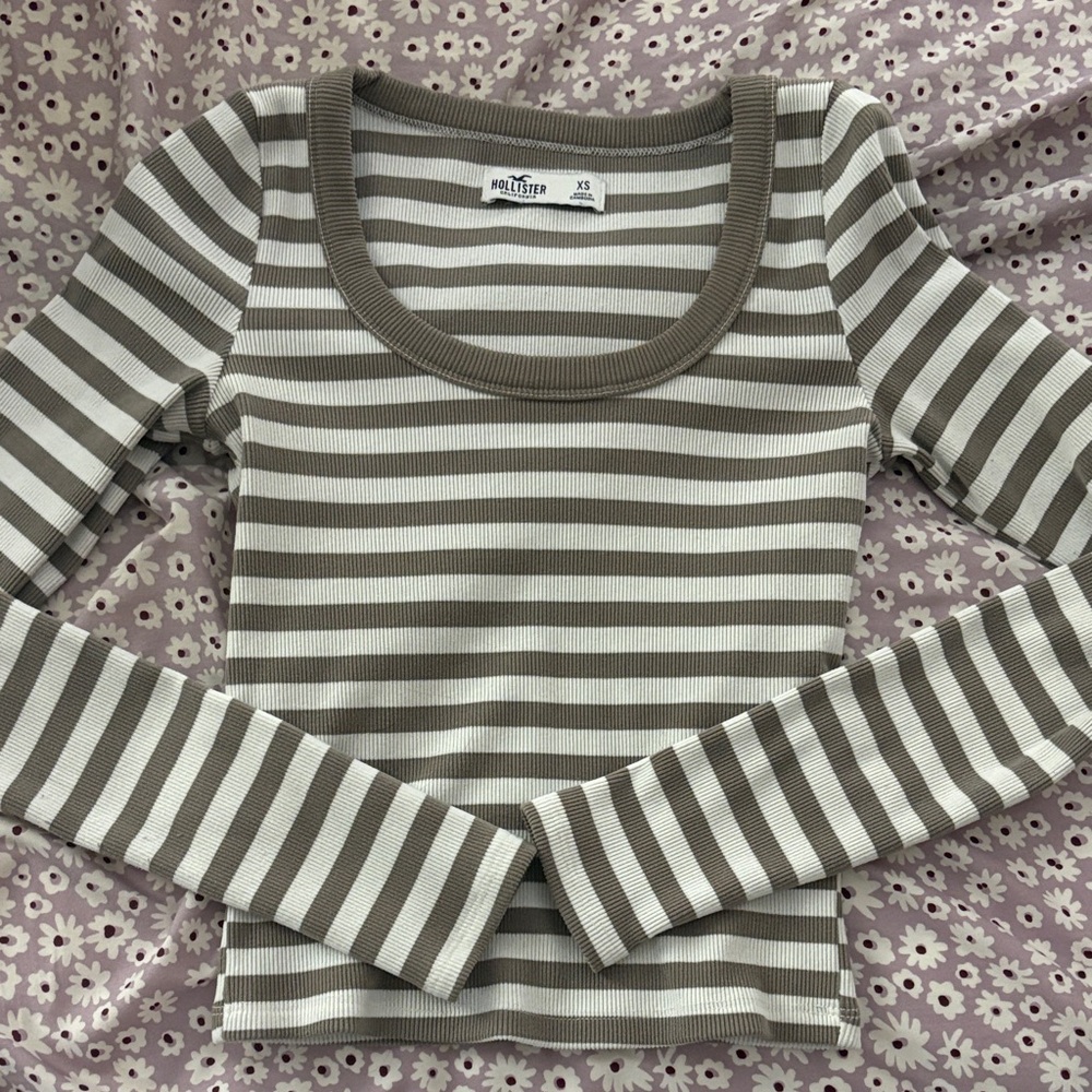 Hollister Women's Gray and White Striped Blouse